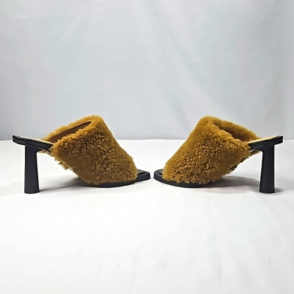 Jacquemus • Les mules carrés ronds • Shearling Mules in Khaki Size 37 - Picture 6 of 9